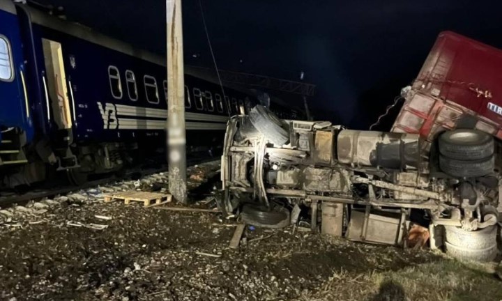 Моторошна ДТП на Харківщині: пасажирський поїзд зіткнувся з вантажівкою 1 6