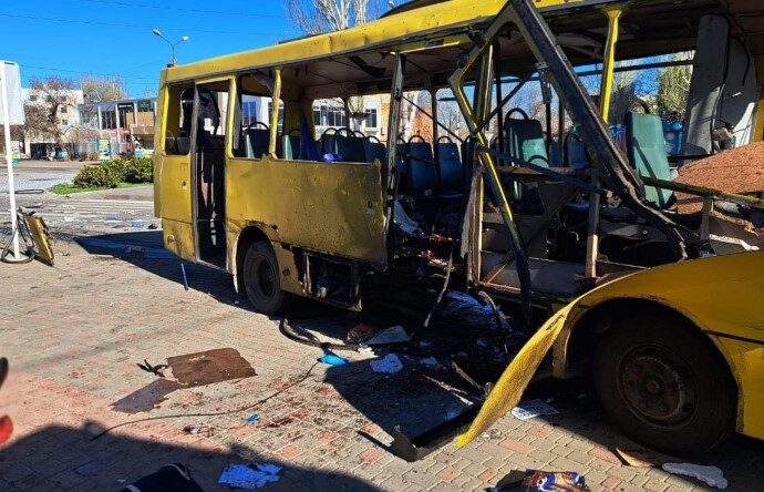 Трагедія в Нікополі: FPV-дрон РФ влучив у пасажирський автобус — є загиблі та десятки поранених 40 obstrel nikopol