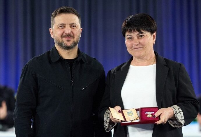 Нагорода всупереч реальності: голова Біленьківської громади отримала орден на фоні транспортного колапсу та атак FPV-дронів 2 zelenskiy zachepilo2