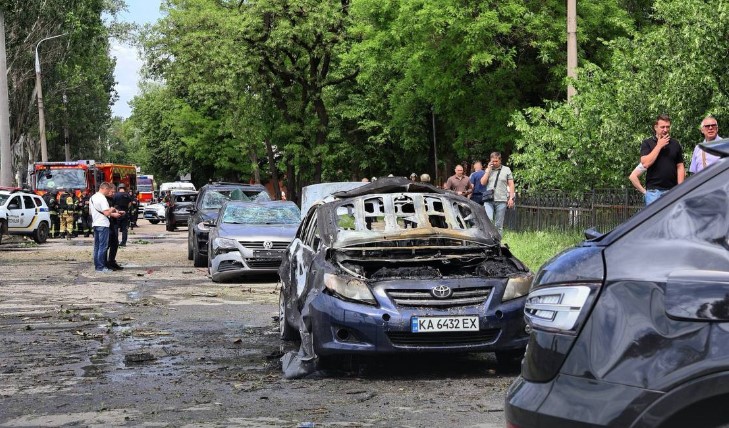 Росіяни атакували Запоріжжя: Постраждали десятки автівок, багато поранених 1 6