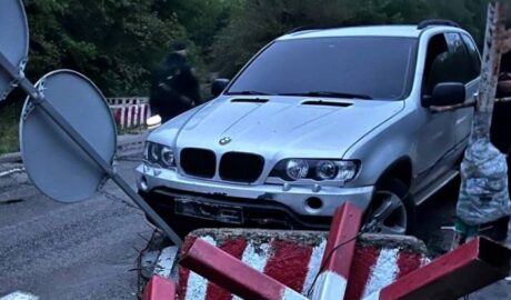 У Запоріжжі водій BMW X5 протаранив блокпост і тікав від патрульних: авто опинилося в кюветі 29 dtp