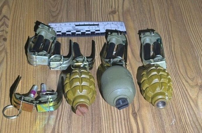 Загроза вибуху на АЗС: у Запоріжжі поліція охорони затримала п'яного чоловіка з арсеналом гранат 7 granati