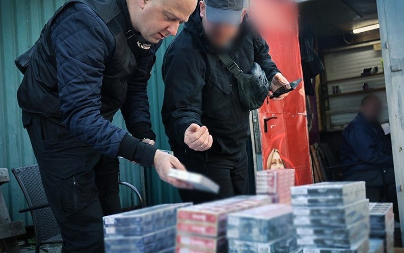 Масштабна мережа фальсифікату в Запоріжжі: поліція вилучила цигарки та готівку на мільйони 1 kontrafakt