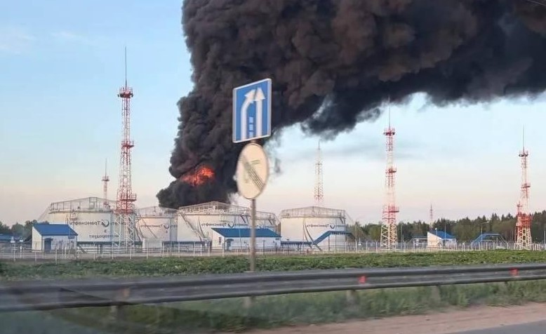 Масштабна атака БпЛА на Московський регіон: зафіксовано пожежі на промислових об'єктах та обмеження в аеропортах 1 npz atack