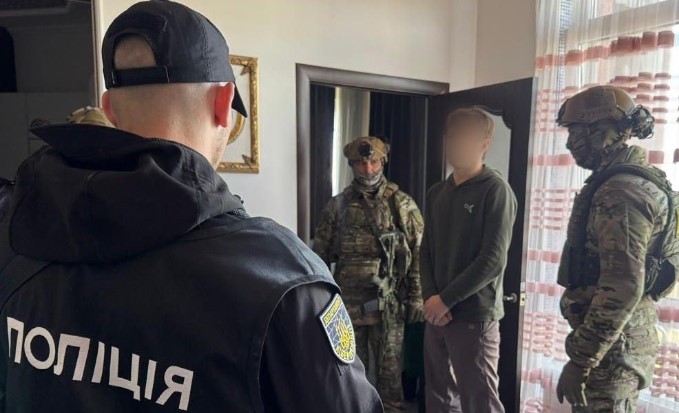 Схема на сотні тисяч: у Запоріжжі затримали шахраїв, які під виглядом податківців грабували підприємців 1 police