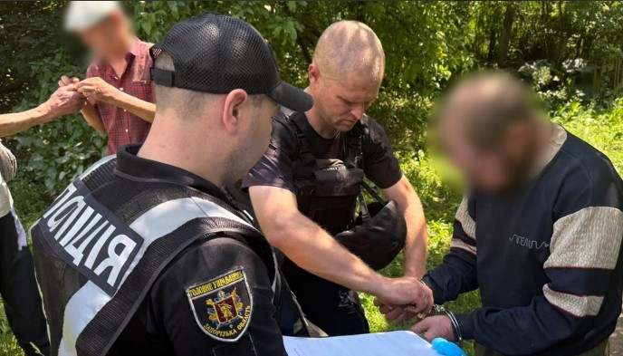 У Комишувасі затримали 44-річного чоловіка, який торгував мінами та гранатами 36 12