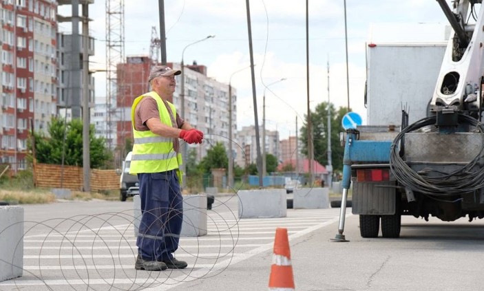У Запоріжжі почали встановлювати антидронові сітки на зупинках: влада посилює захист після нової тактики атак РФ 1 antidron install