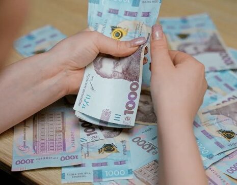 grivni 1000 v rukah