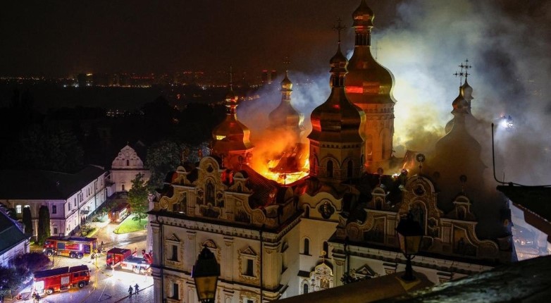Масований комбінований удар по Києву: палають багатоповерхівки у чотирьох районах, пошкоджено Успенський собор Лаври 1 lavra pozhar