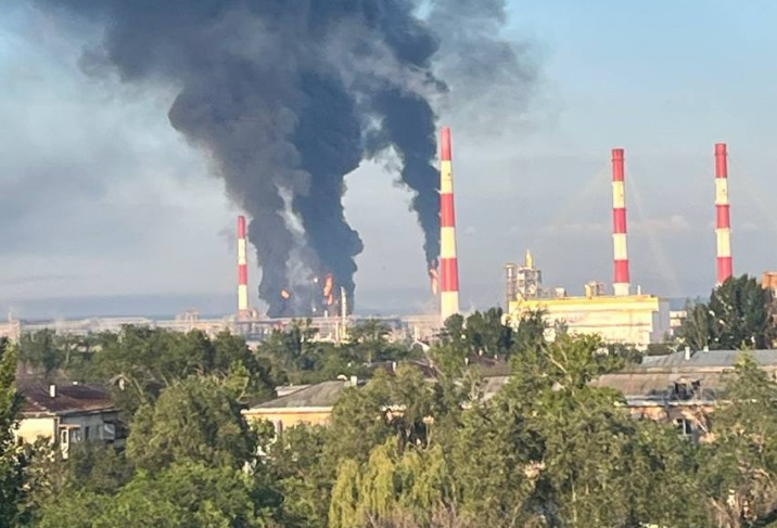 Палає паливо для російських ракет: у Самарській області дрони атакували стратегічний НПЗ «Роснефти» за 900 кілометрів від України 1 npz novokuybishevsk