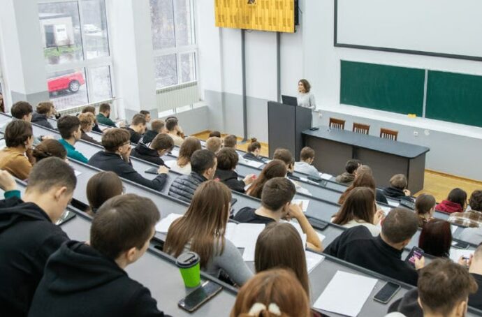 В Україні планують запровадити освітні гранти: держава компенсуватиме вартість контрактного навчання 40 studenti