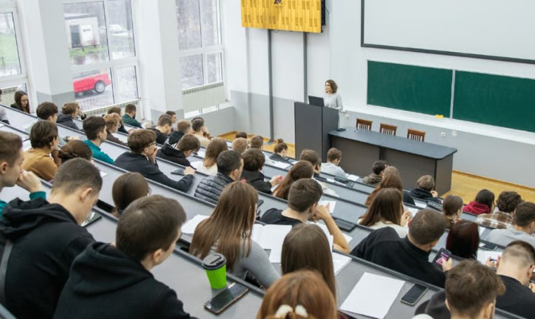 В Україні планують запровадити освітні гранти: держава компенсуватиме вартість контрактного навчання 1 studenti