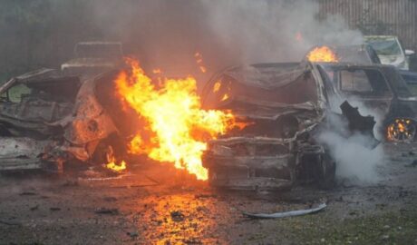 Російські терористи атакували Запоріжжя керованими авіабомбами: палають автівки, є поранені, серед них дитина 27 0407