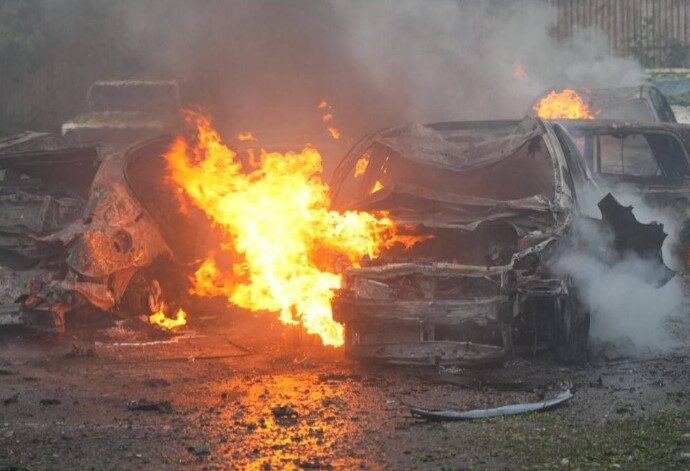 Російські терористи атакували Запоріжжя керованими авіабомбами: палають автівки, є поранені, серед них дитина 2 0407