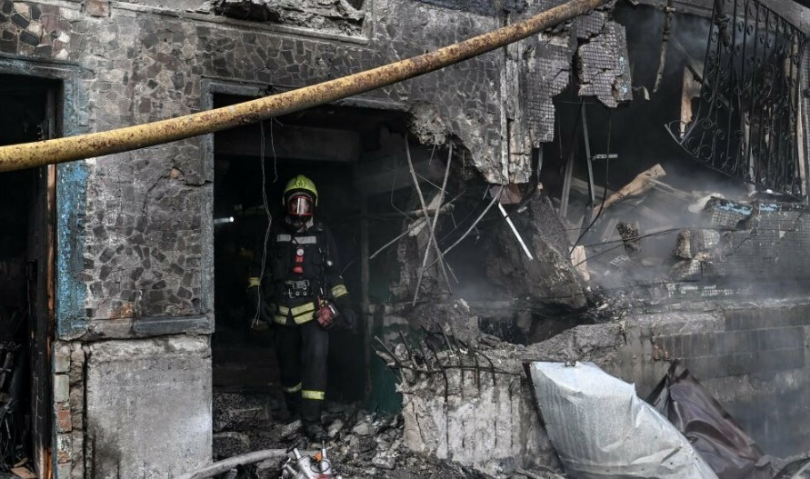Атака середмістя Запоріжжя: Керована авіабомба влучила у 9-поверхівку на Фортечній — двоє загиблих 1 040726