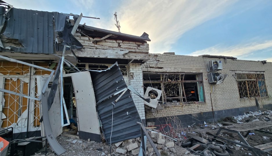 Російські удари по Мар'ївці: біля магазину загинула жінка, двох людей госпіталізовано, збитки ТОВ «Грядка Оранж» перевищили 4 мільйони гривень 1 1