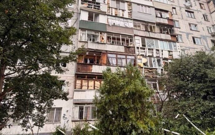 Росіяни атакували 9-поверхівку у Запоріжжі: 72 мешканці Космосу звернулися по допомогу через пошкоджене житло 1 1007