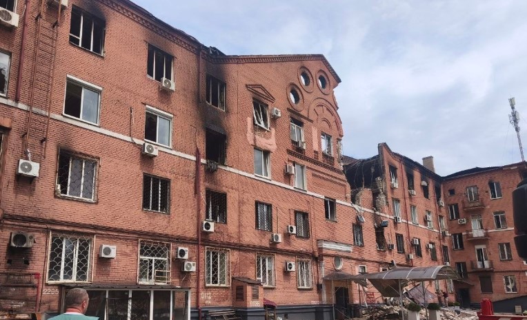 Кількість жертв авіаудару по Запоріжжю зросла до 2: рятувальники деблокували з-під завалів тіло чоловіка 1 120726