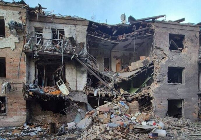 Росіяни атакували Запоріжжя керованими авіабомбами: двоє загиблих, зруйнована багатоповерхівка 1 1507