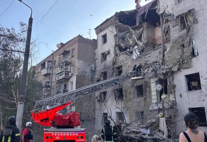 Росіяни атакували Запоріжжя КАБами: авіабомба зруйнувала 5-поверхівку, є загиблі 1 1907
