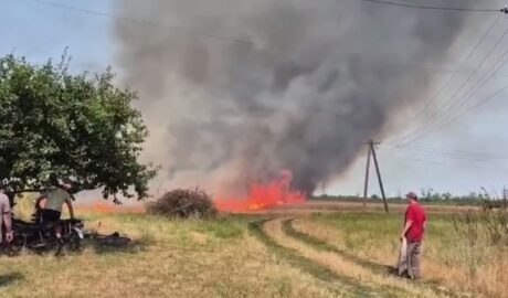 Біленьке охопили масштабні пожежі: Горять поля та приватні будинки, люди гасять вогонь самотужки 29 belenkoe pozhar