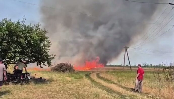 Біленьке охопили масштабні пожежі: Горять поля та приватні будинки, люди гасять вогонь самотужки 4 belenkoe pozhar