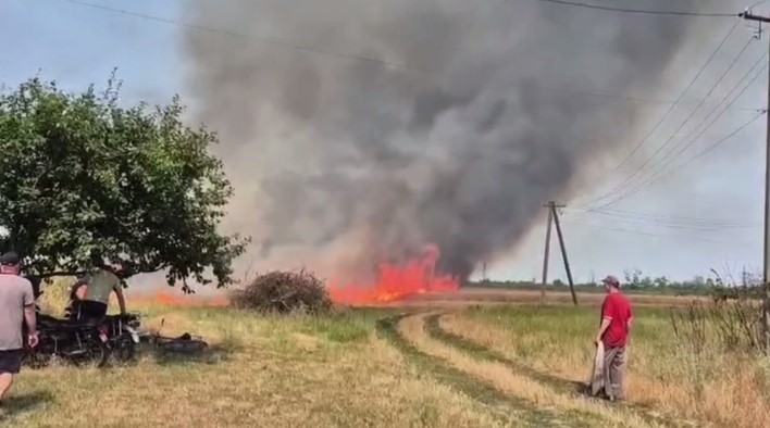 Біленьке охопили масштабні пожежі: Горять поля та приватні будинки, люди гасять вогонь самотужки 1 belenkoe pozhar