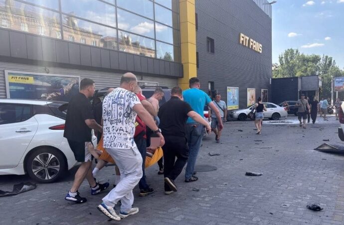 Кривава атака російських «шахедів» у Запоріжжі: Горить багатоповерхівка дрон пробив стелю басейна 1 fitfans