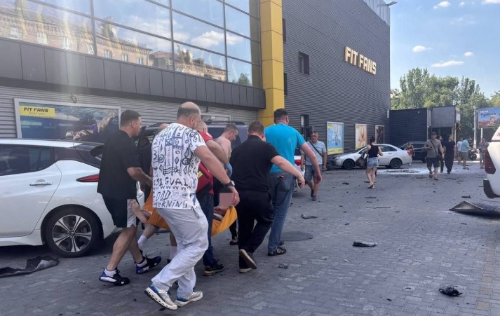 Кривава атака російських «шахедів» у Запоріжжі: Горить багатоповерхівка дрон пробив стелю басейна 1 fitfans