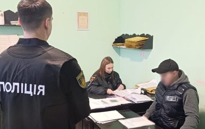 В Запоріжжі затримали «псевдобанкірів», які ошукали 41 людину на майже 3 млн гривень 2 police
