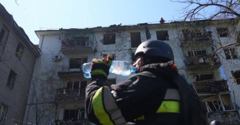 Атака Запоріжжя авіабомбами: кількість поранених зросла до 13, важко травмована 10-річна дівчинка 1 1008 4