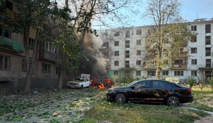 РФ атакувала Запоріжжя авіабомбами: зруйновано багатоповерхівки, горять автівки 1 10083