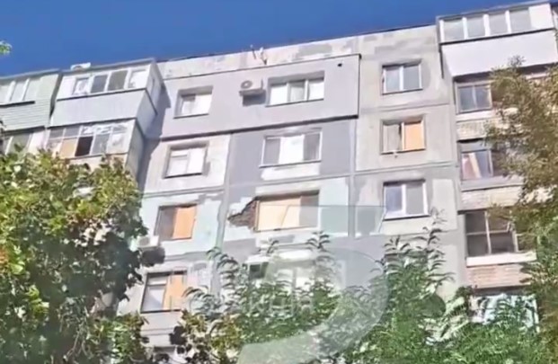 Диво на Шевченківському: У Запоріжжі «Шахед» влетів у 9-поверхівку та не здетонував 1 11