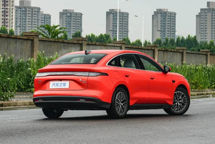 BYD Qin Max за $14 700: у Китаї представили нового конкурента Skoda Octavia 1 avtoprom byd2