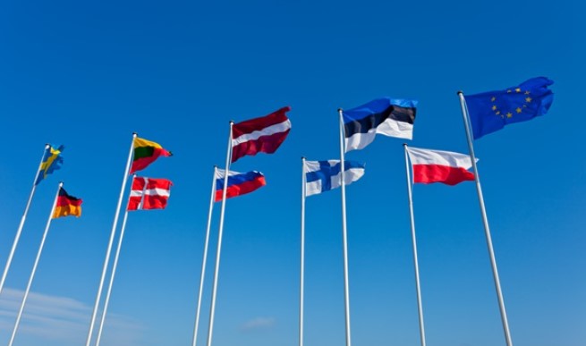 Країни Балтії попереджають Європу про нові загрози з боку РФ 1 baltia flagi