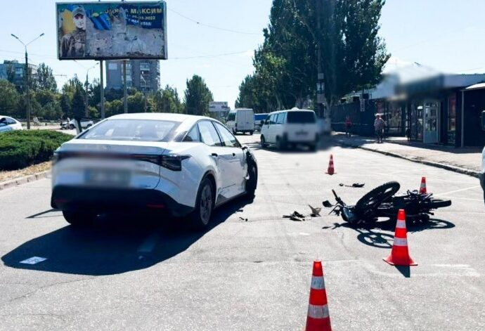 ДТП у Запоріжжі: 16-річна мотоциклістка ледь не загинула після зіткнення із Toyota 1 dtp11