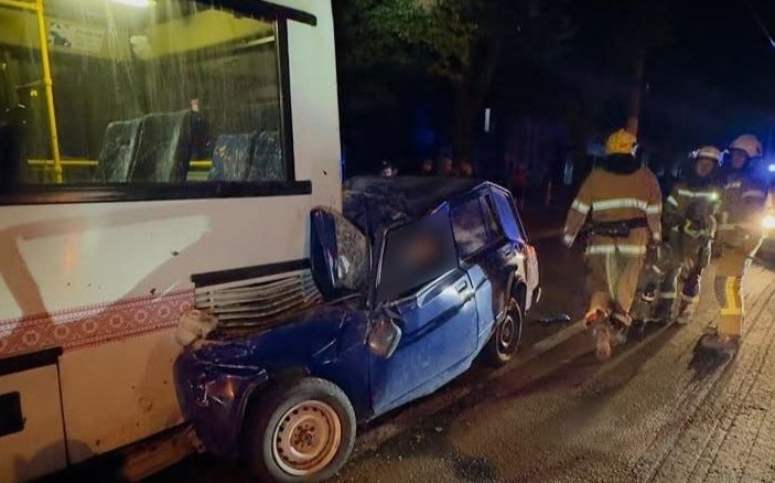 Cмертельна ДТП у Запоріжжі: ВАЗ врізався в тролейбус — двоє загиблих 1 dtp2608