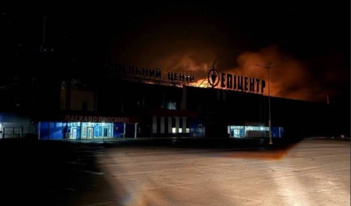 Росія атакувала Запоріжжя: Згорів ще один «Епіцентр» — ФОТО 1 epicentr pozhezha