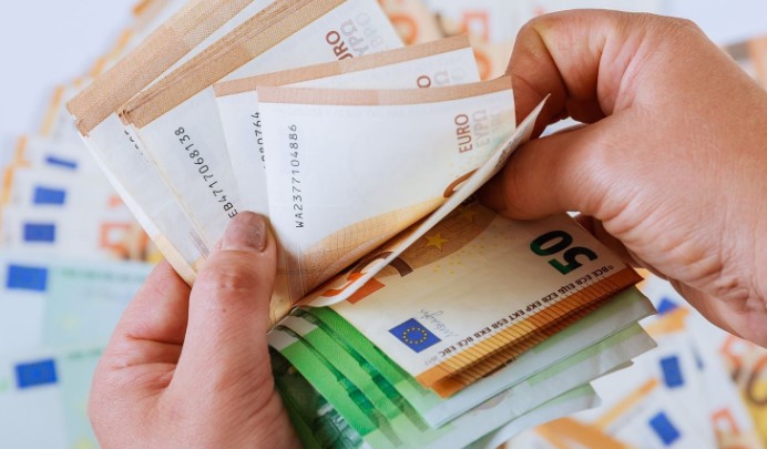 Зарплати у сусідніх країнах: де українці можуть заробляти значно більше 1 evrodengi krasa2