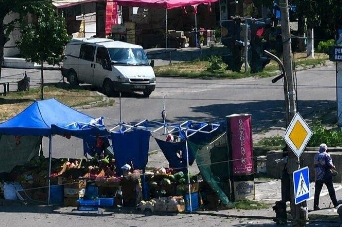 Російський FPV-дрон атакував торгову точку в Запоріжжі: на Космосі поранено двох людей (ВІДЕО) 2 kosmos attack
